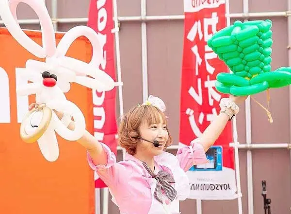 オープン記念でバルーンパフォーマンスをしている様子