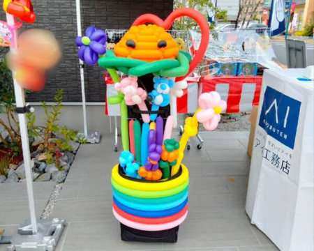 展示会でバルーンパフォーマンスをしている様子