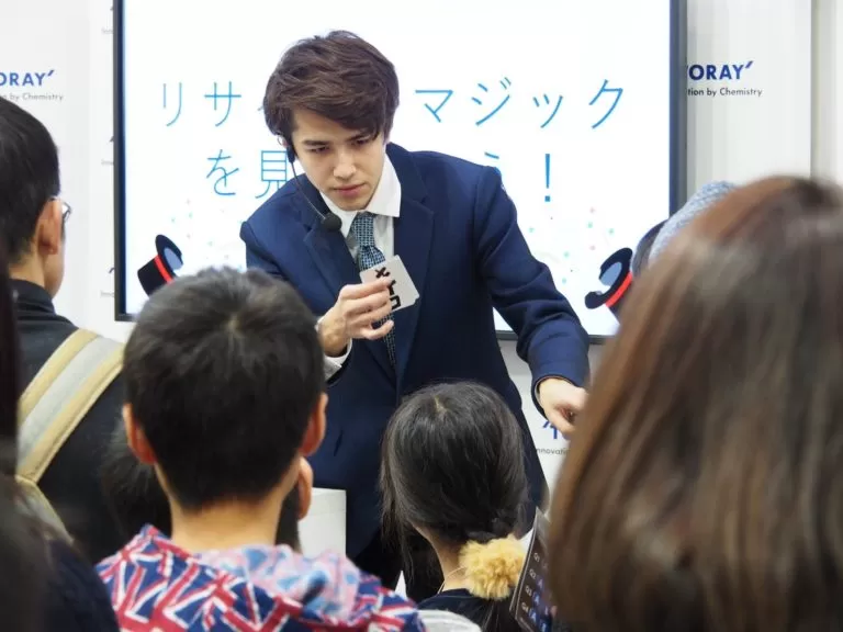 企業イベントでマジックショーをしている様子
