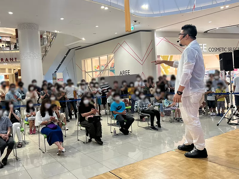 ショッピングモールのマジックショーの様子